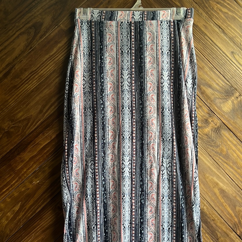 No comment-maxi skirt. Size:small Color: blue/white/pink